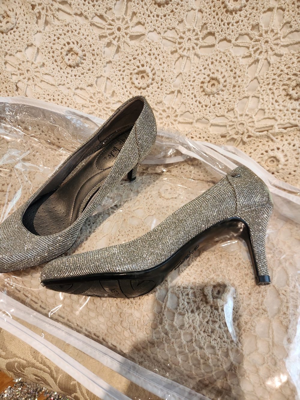 Life Stride Silver Glitter Heel Pump Like New Size 7